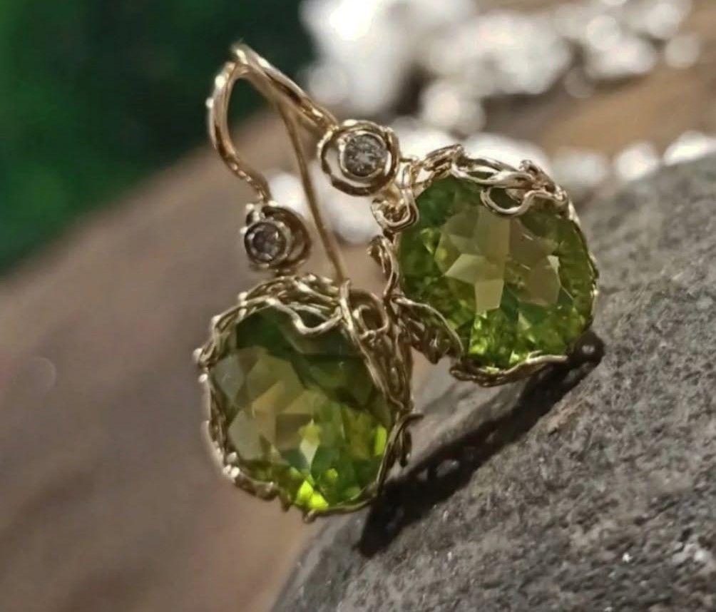 Handmade gold earrings with green chrystal gemstones recycled Herolda Jewellery